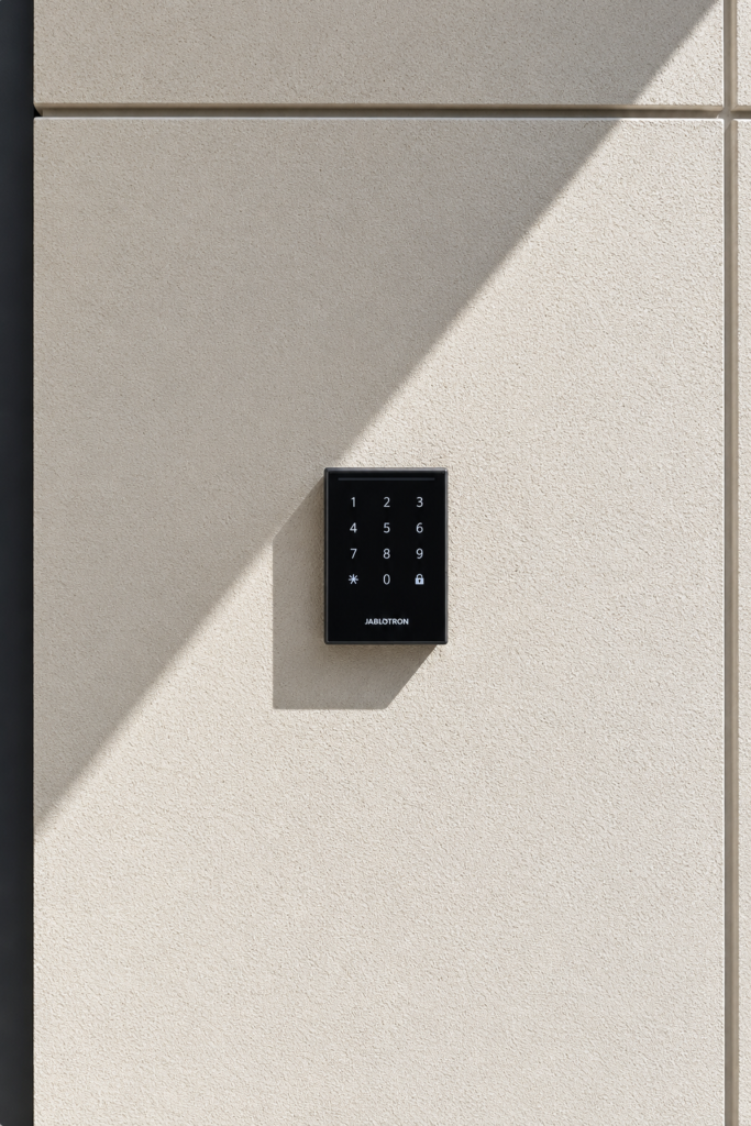 Jablotron Zutrittskontrolle mit Code-Tastatur an einer Außenwand