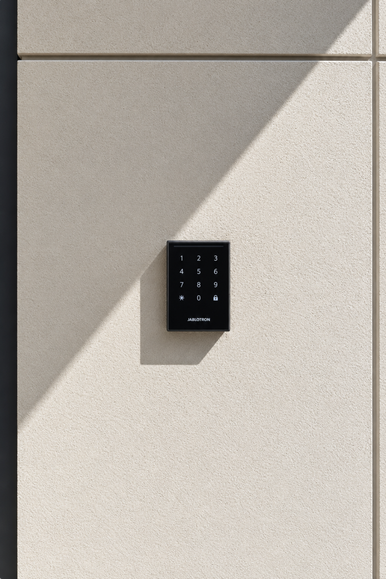 Jablotron Zutrittskontrolle mit Code-Tastatur an einer Außenwand