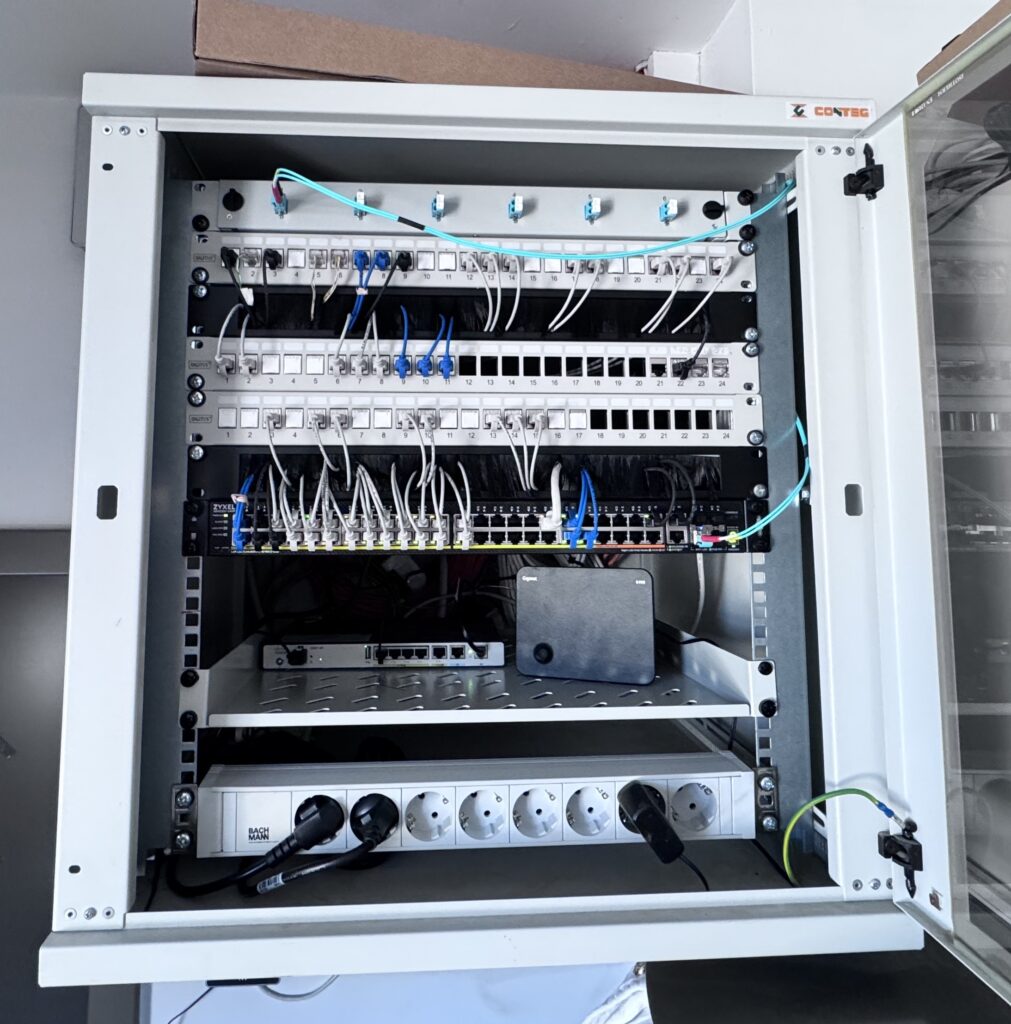 Neu strukturierter Netzwerkschrank in einem Orthopädiezentrum in Wien