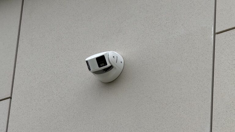 Installierte Überwachungskamera an einer Gebäudefassade von RM Tech