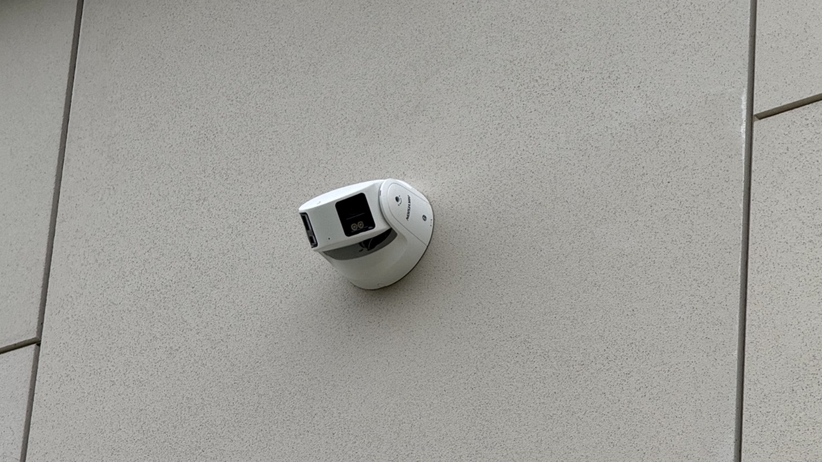 Installierte Überwachungskamera an einer Gebäudefassade von RM Tech